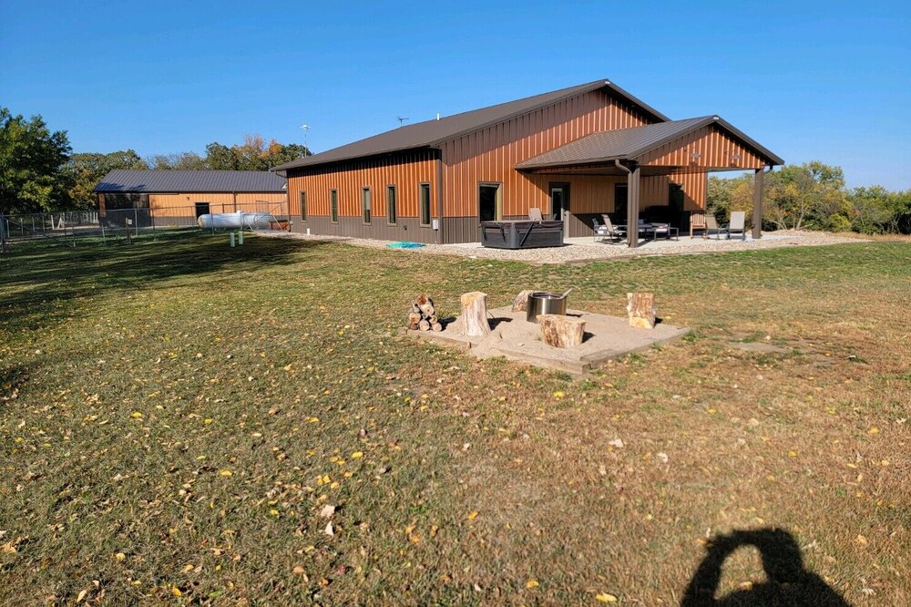Peaceful Farmhouse with hot tub