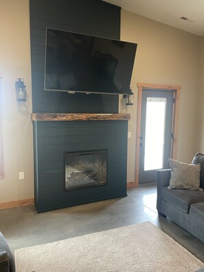 TV, table football, ping pong, books - Peaceful Farmhouse with hot tub (Yankton)