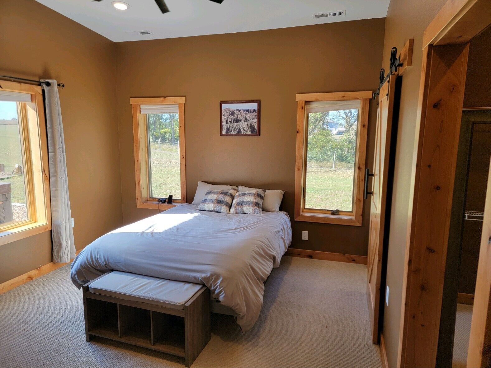 4 chambres, bureau, fer et planche à repasser, lit parapluie