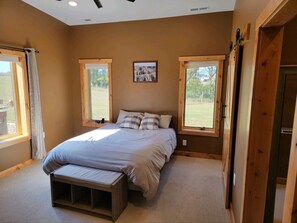 4 bedrooms, desk, iron/ironing board, travel cot - Peaceful Farmhouse with hot tub (Yankton)