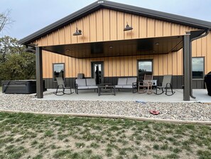 Property grounds - Peaceful Farmhouse with hot tub (Yankton)