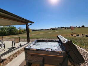 Outdoor spa tub - Peaceful Farmhouse with hot tub (Yankton)