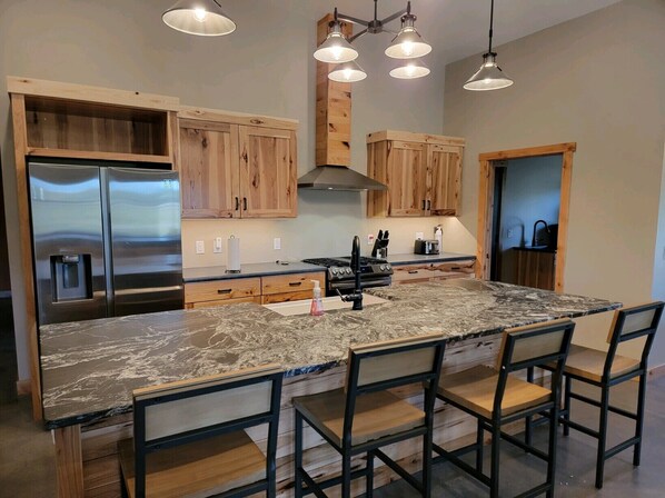 Fridge, microwave, oven, stovetop - Peaceful Farmhouse with hot tub (Yankton)