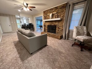 Télévision, cheminée