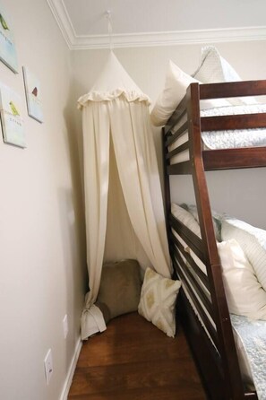 5 dormitorios, tabla de planchar con plancha, cuna de viaje y wifi