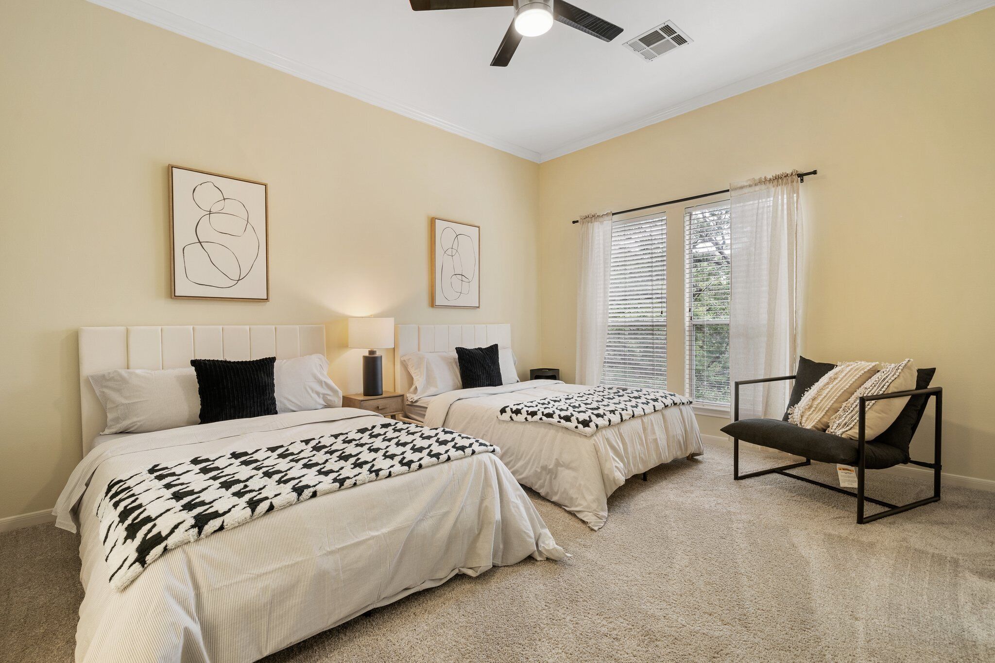 Luxury Townhome Next to Downtown