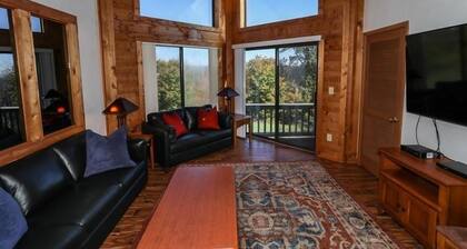 Seven Springs 3 BR Loft Condo, Walk to Slopes! by RedAwning
