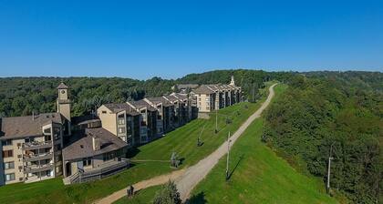 Seven Springs 3 BR Loft Condo, Walk to Slopes! by RedAwning