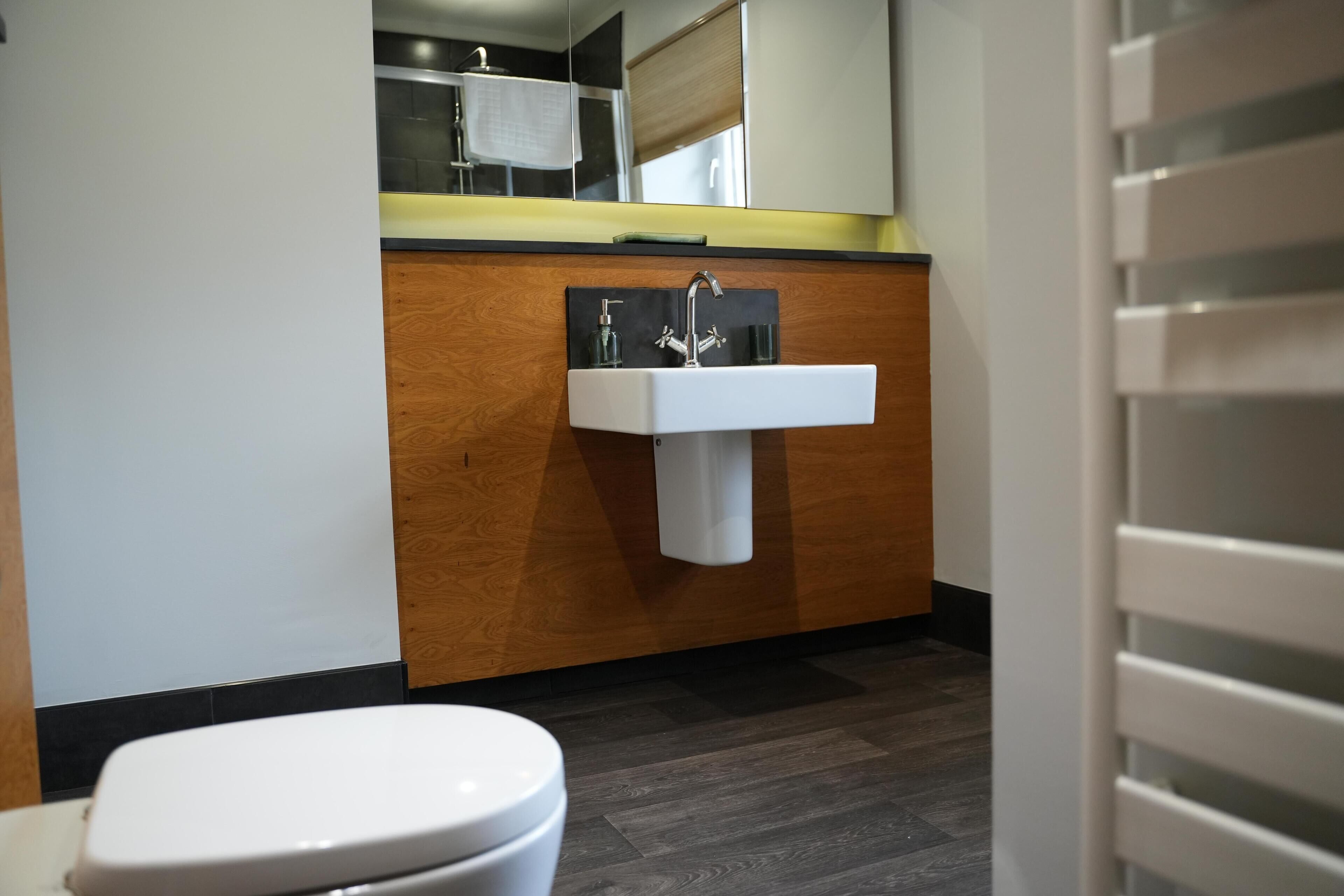 Charming 1-bed & Balcony Flat in Merthyr Tydfil