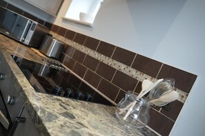 Departamento | Cocina privada | Refrigerador, microondas, horno y parrilla de estufa