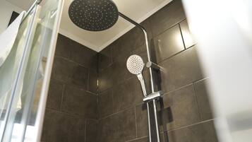Apartment | Bathroom | Shower, hair dryer, towels