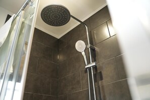 Apartment | Bathroom | Shower, hair dryer, towels - Charming 1-bed & Balcony Flat in Merthyr Tydfil (Merthyr Tydfil)