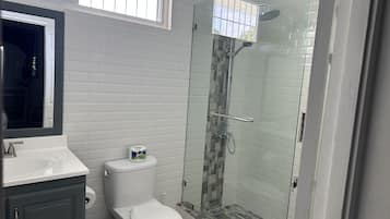 Apartment | Badezimmer | Dusche, Handtücher