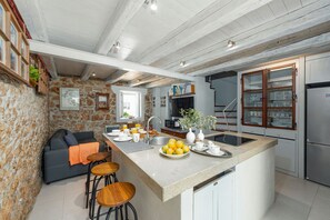 ميكروويف، غسالة أطباق، ماكينة لصنع القهوة/الشاي، كرسي للأطفال