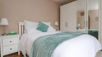 2 quartos, individualmente decorados, individualmente mobiliados