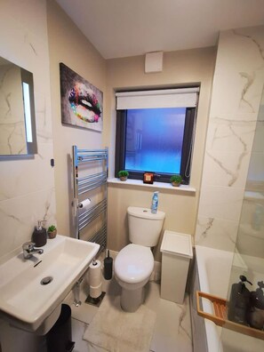 Appartement, plusieurs lits | Salle de bain | Ensemble douche/baignoire, baignoire relaxante profonde, sèche-cheveux