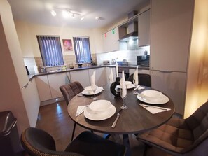 Appartement, plusieurs lits | Restauration