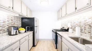 Réfrigérateur, four à micro-ondes, un four, surface de cuisson