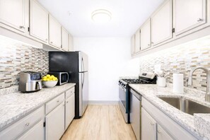 Frigorífico, microondas, horno y placa de cocina