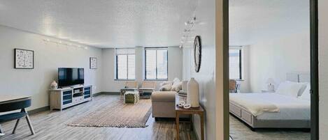 1 slaapkamer, een strijkplank/strijkijzer, gratis wifi, beddengoed