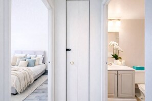1 habitación, escritorio, tabla de planchar con plancha y cuna de viaje
