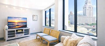 Hartford Home w/ Skyline Views near Bushnell Park!