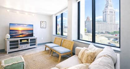 Hartford Home w/ Skyline Views near Bushnell Park!