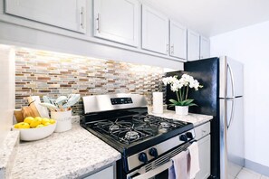 Refrigerador, microondas, horno y parrilla de estufa 