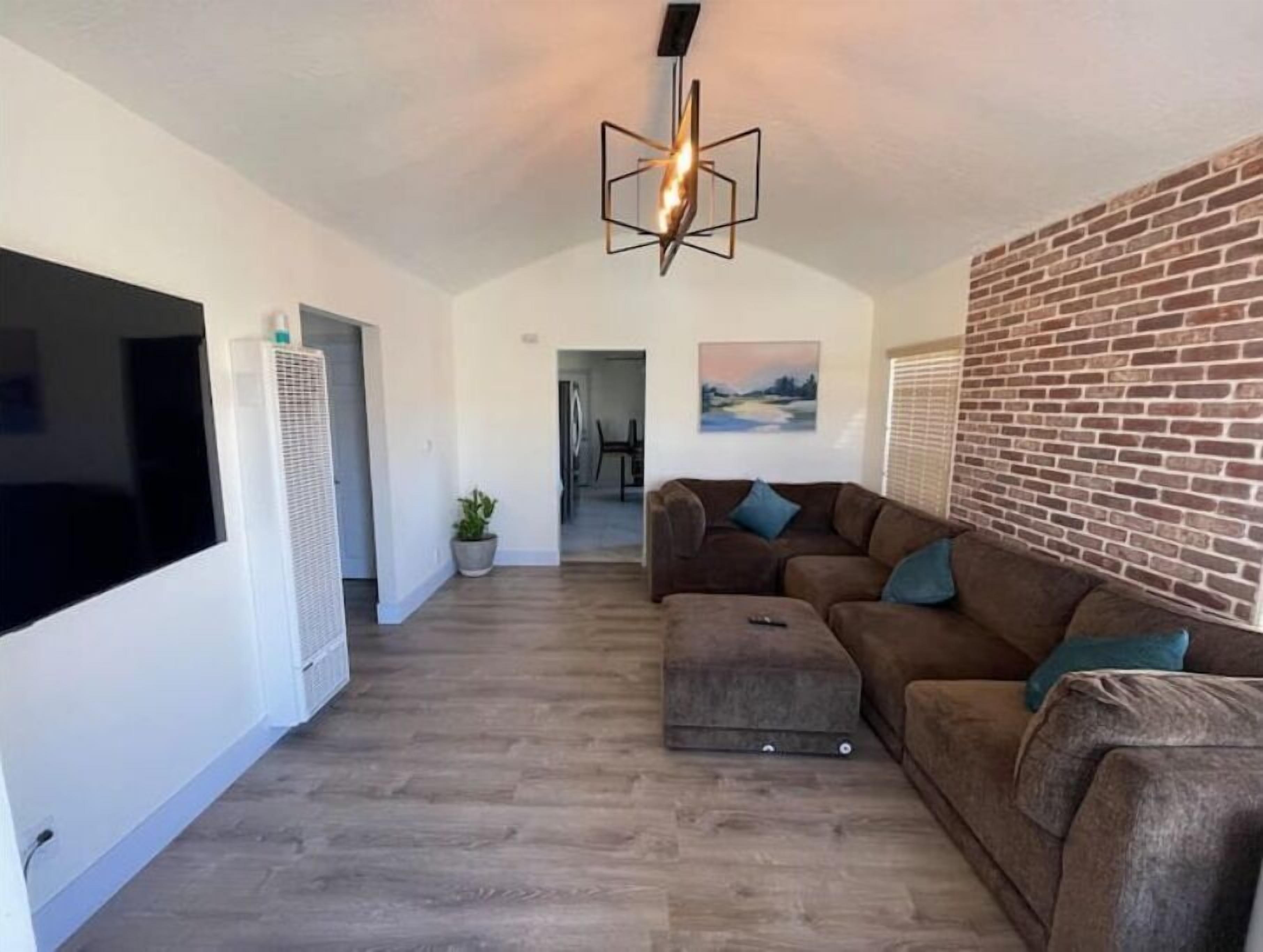 Fully Renovated 2 Bedroom Gem