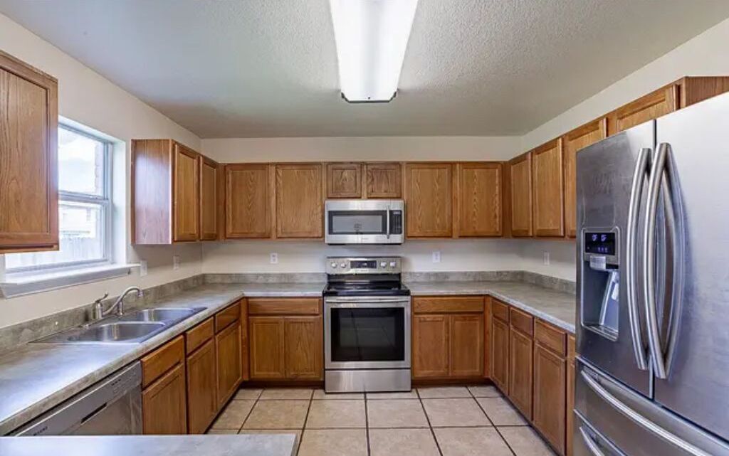 House near UTSA, 15 min from Six Flags, Seaworld, Ft. Sam and Lackland AF Base.