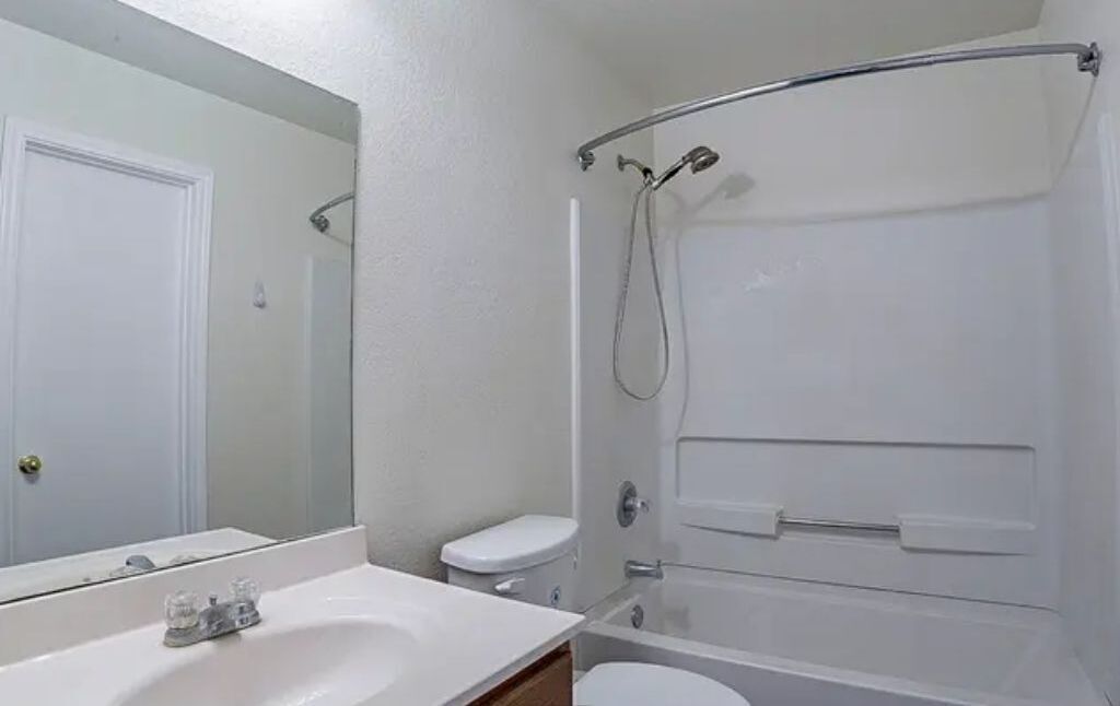 House near UTSA, 15 min from Six Flags, Seaworld, Ft. Sam and Lackland AF Base.