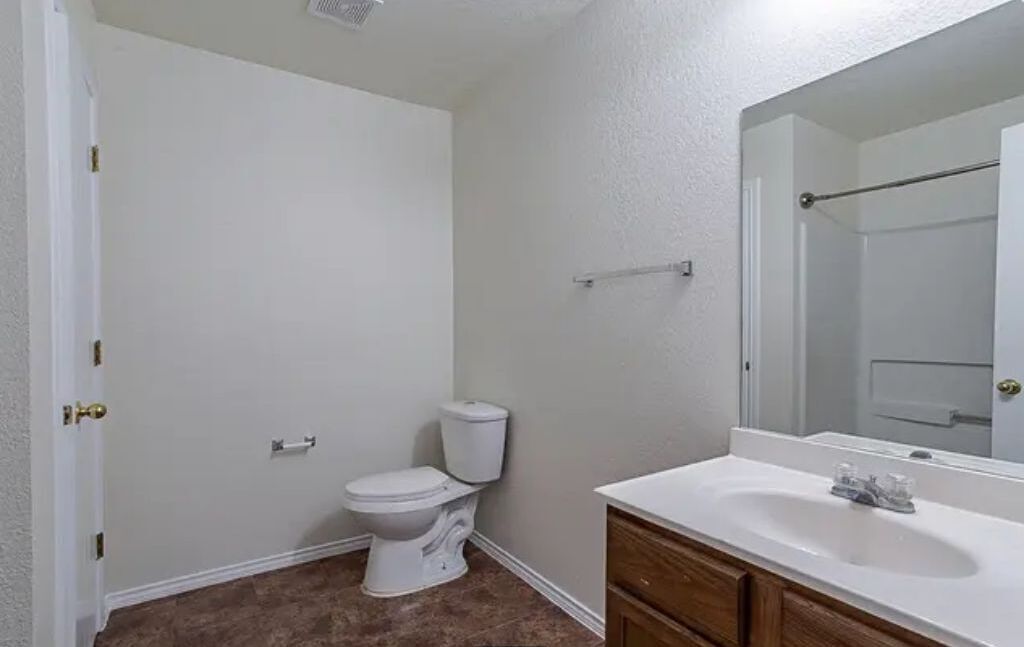 House near UTSA, 15 min from Six Flags, Seaworld, Ft. Sam and Lackland AF Base.