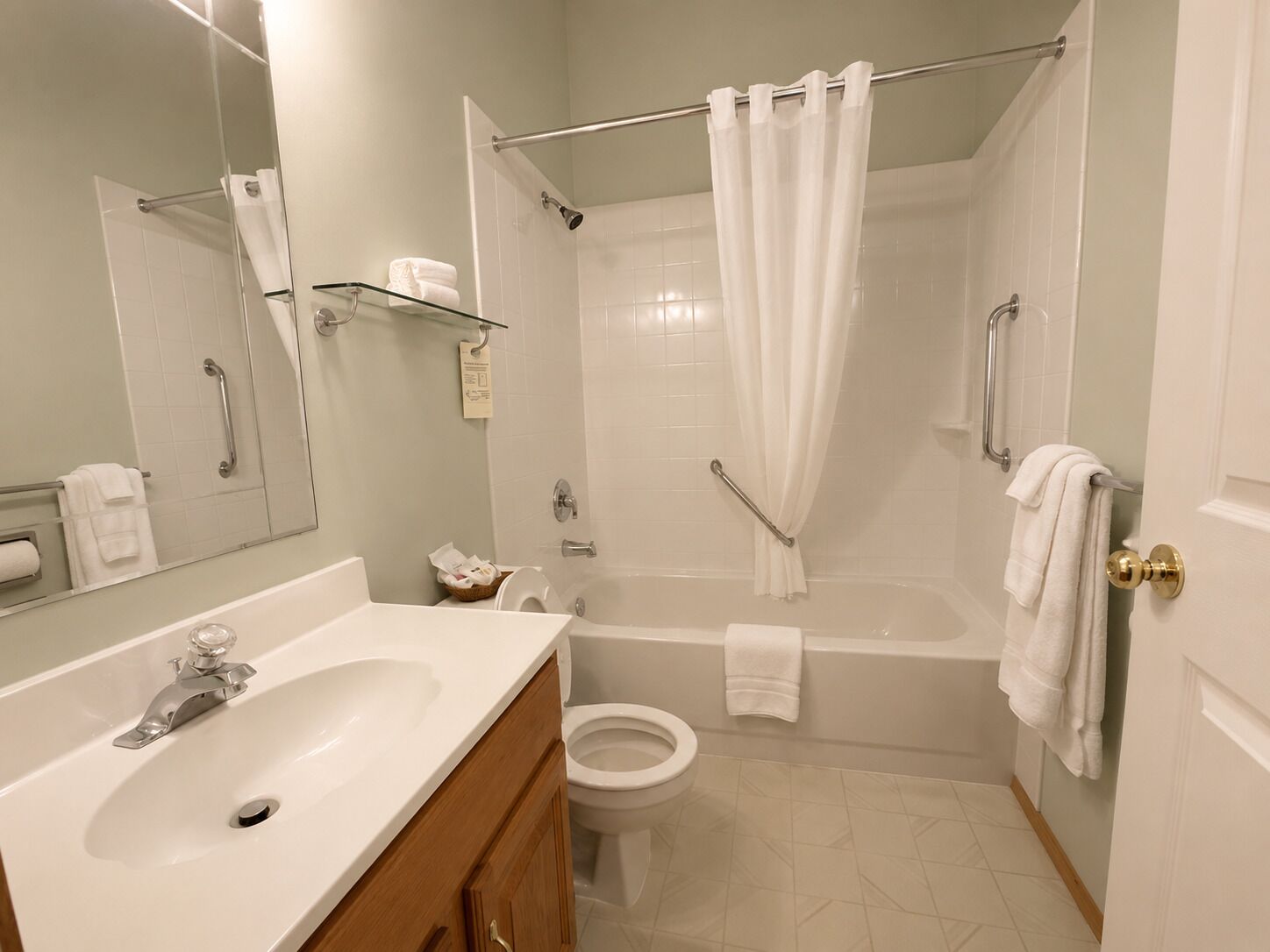 Combined shower/tub, rainfall showerhead, free toiletries, hair dryer