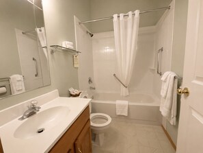 Ensemble douche/baignoire, douche à « effet pluie »