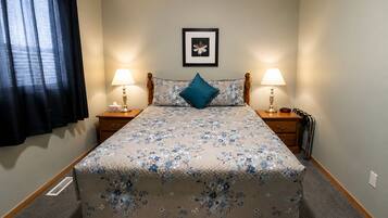 Economy Room | Individually decorated, individually furnished, desk, laptop workspace