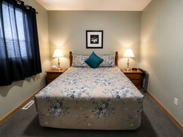 Economy Room | Individually decorated, individually furnished, desk, laptop workspace