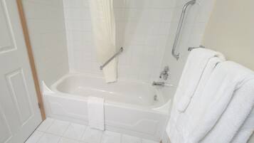 Tina con regadera, regadera tipo lluvia, amenidades de baño gratuitas