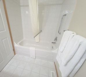 Combined shower/bathtub, rainfall showerhead, free toiletries