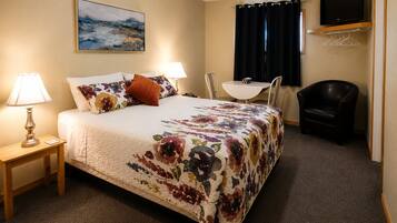 Deluxe Room | Individually decorated, individually furnished, desk, laptop workspace