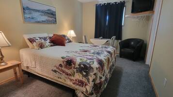 Habitación Confort | Decoración personalizada, muebles diferentes y escritorio