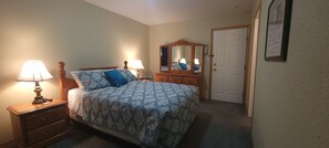 Comfort-Zimmer | Individuell dekoriert, individuell eingerichtet, Schreibtisch