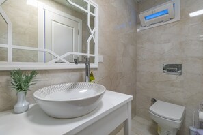 Standard Double Room | Bathroom | Rainfall showerhead, hair dryer, towels