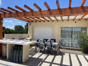 Outdoor dining - Villa Moderne Dans Joli Village (Briatexte)