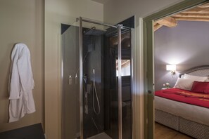 Habitación estándar (Deluxe) | Baño | Ducha, artículos de higiene personal gratuitos y secador de pelo