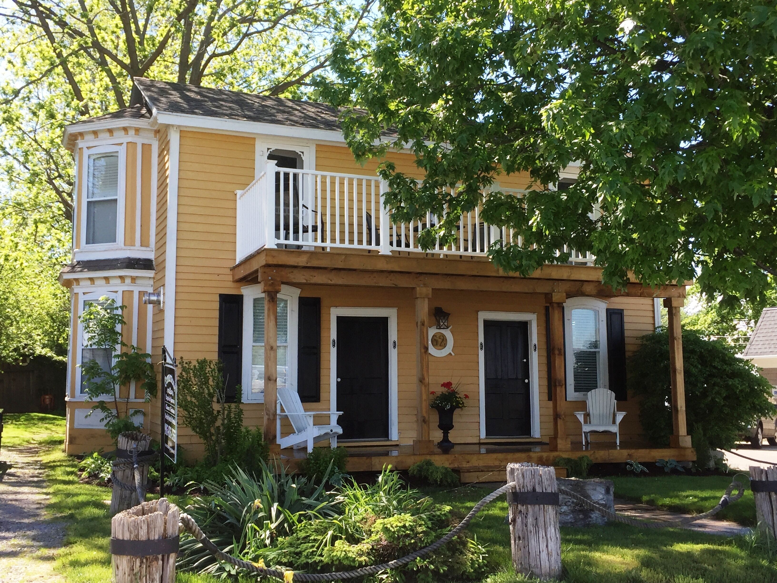 Canal front guest cottage - watch the ships of the world go by!