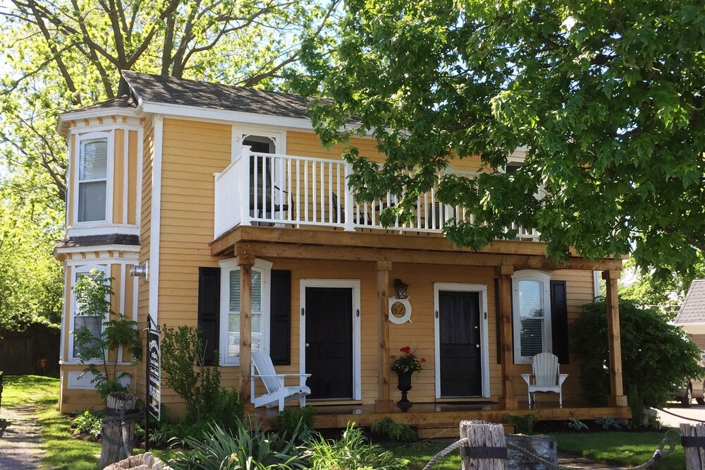 Canal front guest cottage - watch the ships of the world go by!