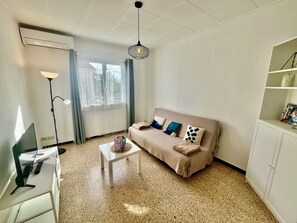 TV - Bright apartment for a pleasant stay in Hyères (Hyères)