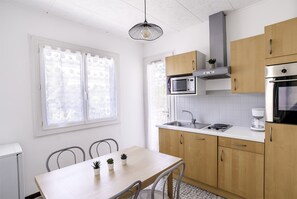 Kjøleskap, mikrobølgeovn, ovn og oppvaskmaskin