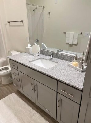 Shower - Richmond Luxury Suite Free parking Wi-fi (Midlothian)