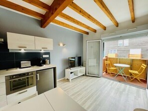 Fridge, microwave, oven, dishwasher - Bright apt with nice balcony - near beach (La Rochelle)